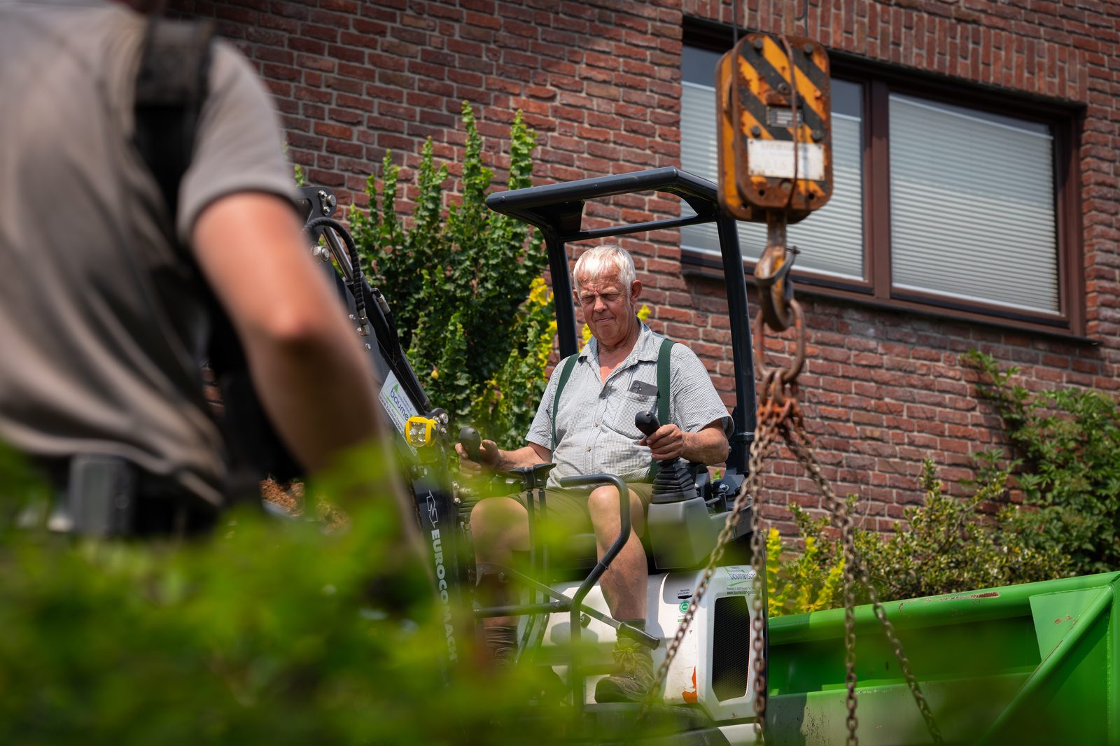 Einblick in eine Gartenanlage, an der das Team arbeitet